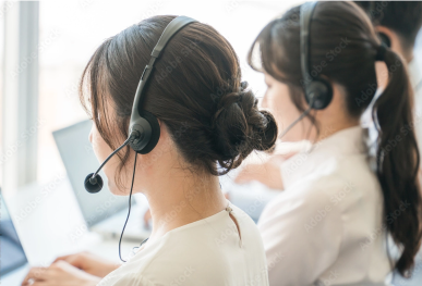 ヘッドセットを装着した複数のスタッフが並んで座り、パソコンに向かって対応している様子。くすり相談・DIグループの活動をイメージした、問い合わせ対応業務を象徴する構図。