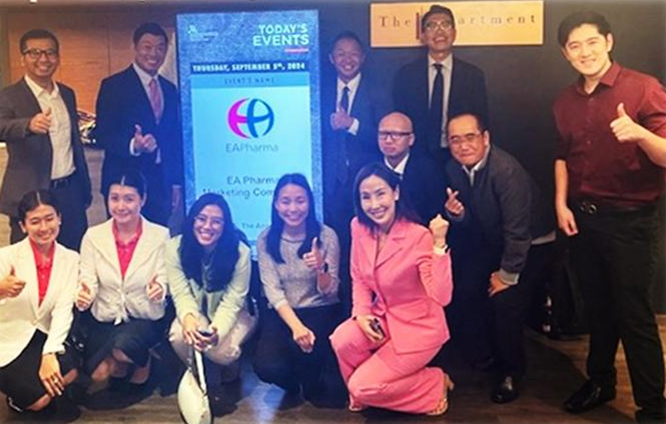 タイの会場で、EAファーマ社員とパートナー企業のメンバーが並んでポーズをとる集合写真。