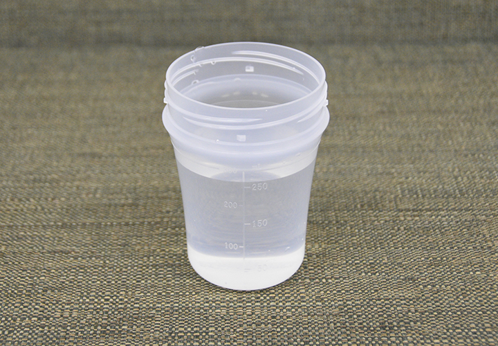 eボトルに入った水またはぬるま湯250ml