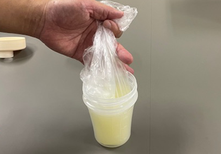 ポリ袋をeボトルにセットしている画像
