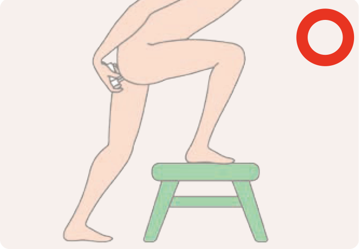 イラスト：片方の足をイスや洋式トイレにのせ、 やや前かがみの姿勢で投与